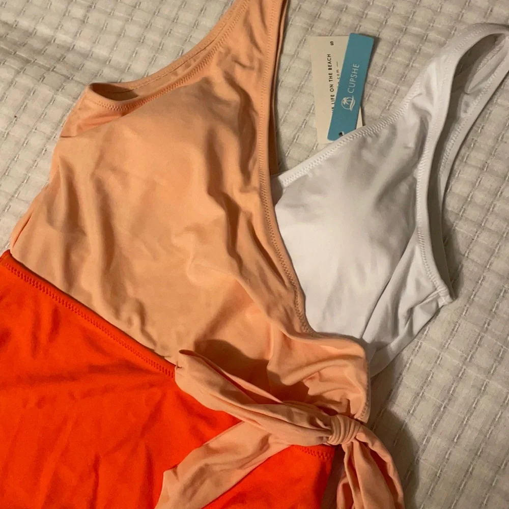 New with tags CUPSHE Women’s one piece swimsuit wrap color block tie side size S - Picture 5 of 5